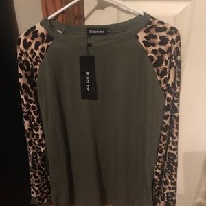 Leopard print sleeve T-shirt/ jersey.